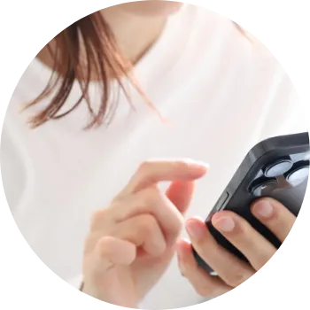 スマホを触る様子